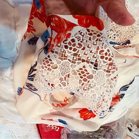 MAURICES sleeveless top blouse size medium floral lace - Picture 7 of 8